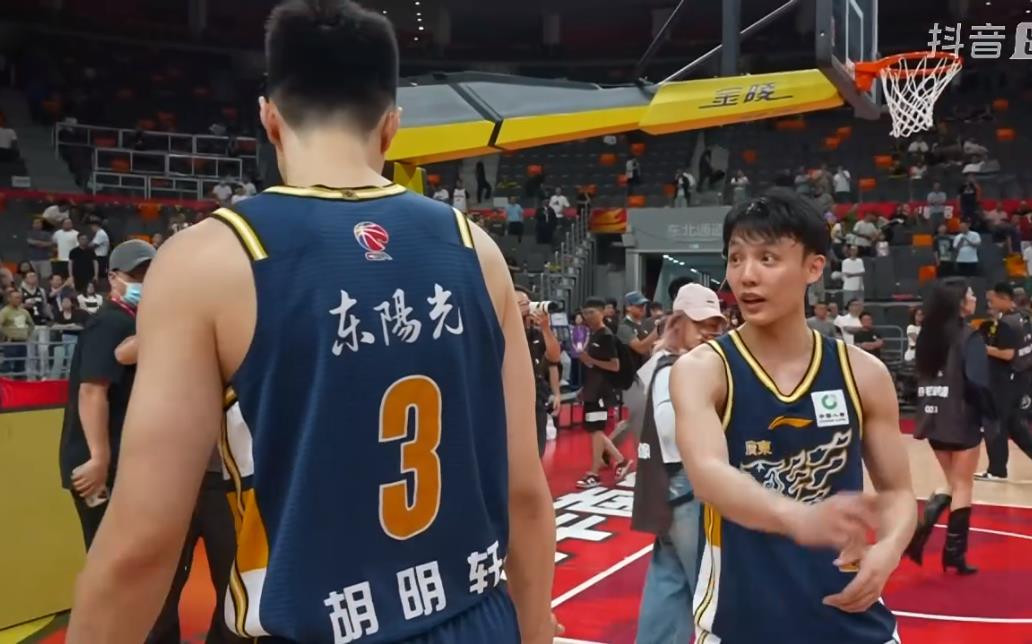 胡明轩得0分，无颜面对球迷，徐杰走上前与胡明轩说着什么，像是在安慰和指导胡明轩。