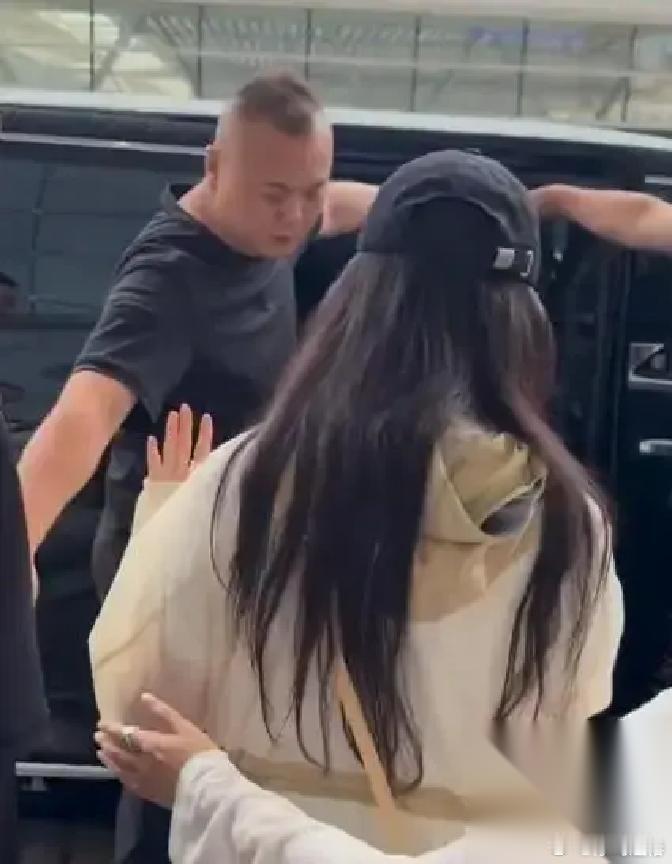 刘亦菲被骂了半个月身材走样，这次她穿300块的连帽衫现身成都，自己拎帆布包。半个月前，她给品牌拍宣传