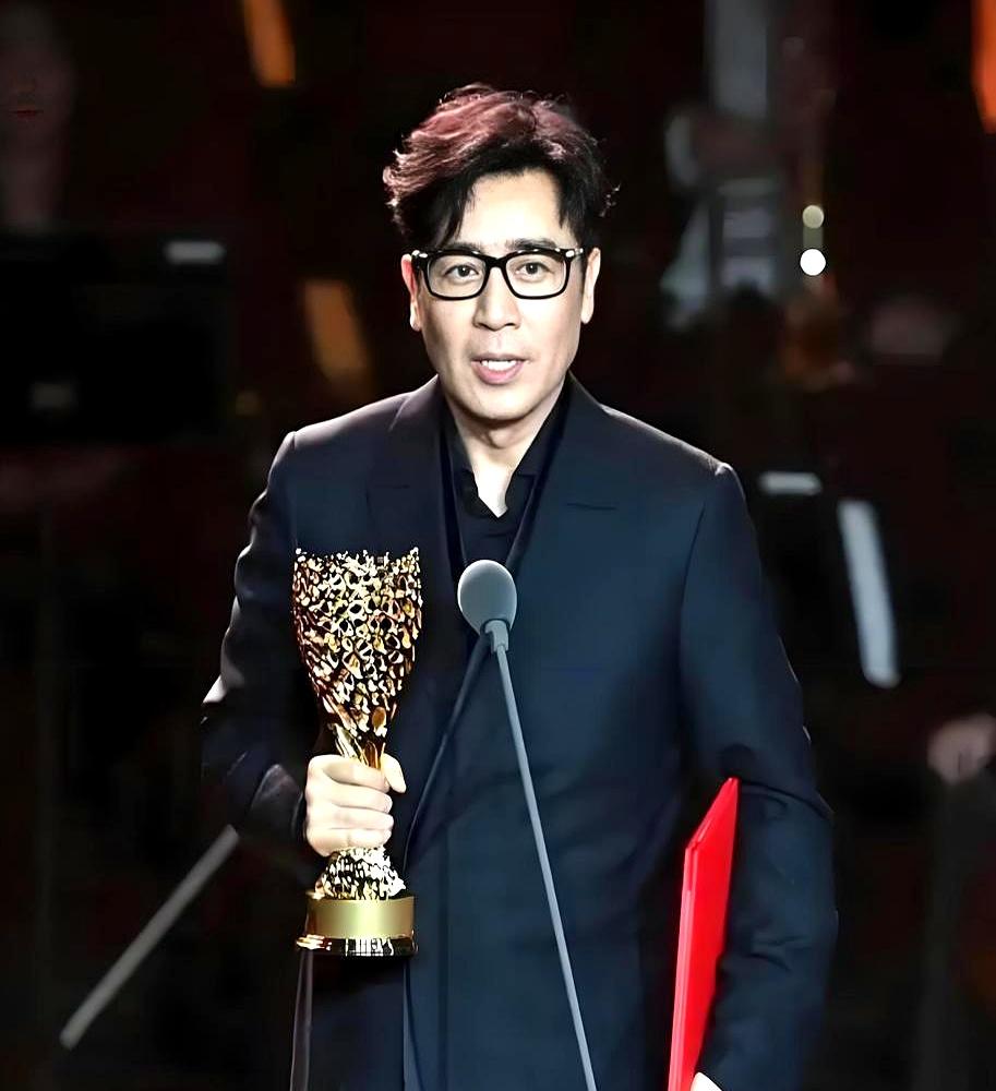 真正厉害的男人炫耀什么？不是车，不是表。于和伟凭《森中有林》再拿影帝，获