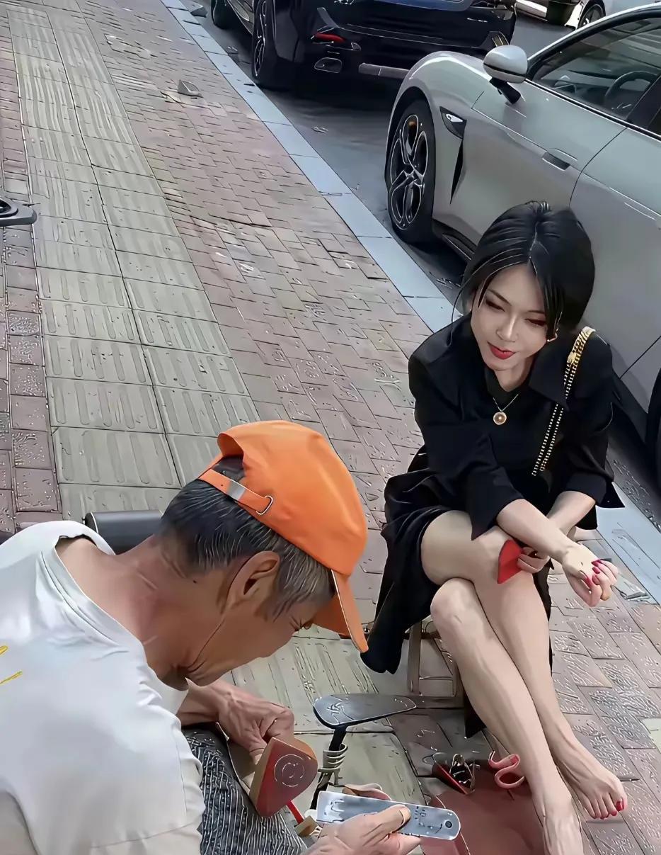 这位修鞋的美女还是挺明智的，修鞋师傅在她脱下鞋之后，递给她一双公用拖鞋，可是她并