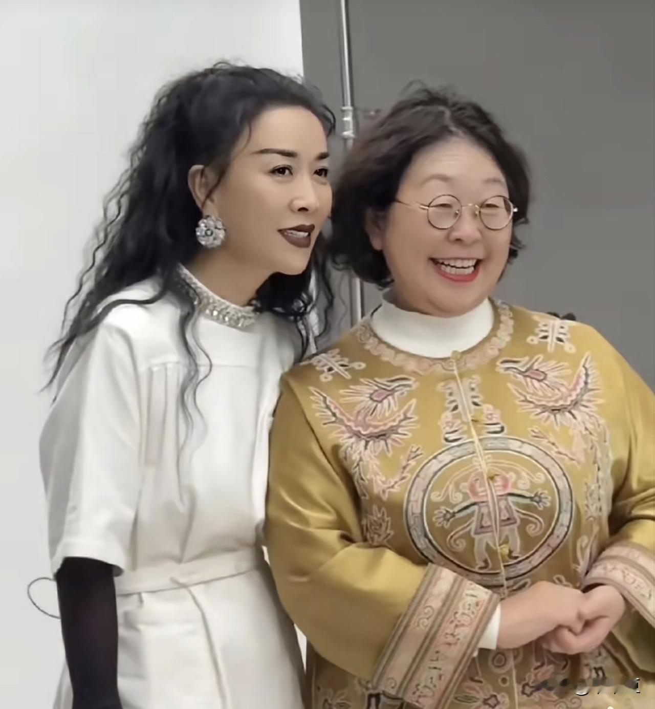 58岁的那英，对着63岁的杜海涛妈妈，大嗓门一亮脆生生喊了声“阿姨”，竟然收