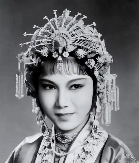 1952年的一天，齐白石已经快90岁了，他不知哪里来的力气，一把将25岁的新凤霞