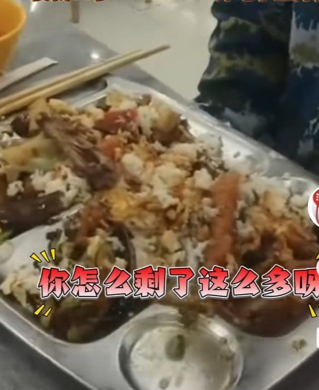 一男生“吃掉”三斤饭只因当成了自助餐在一座学校的食堂里一名男生取餐时打来