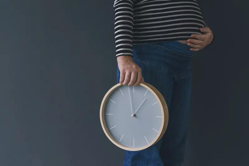 现在年轻人不生孩子，原因是多方面的。生理上，生育年龄推迟，很多人30岁后才考虑