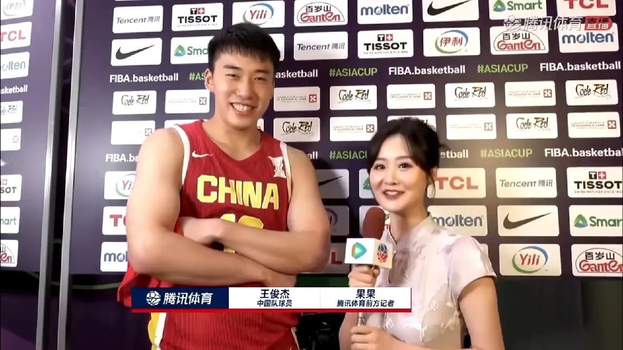 看看王俊杰解说采访时的样子，未曾开口，喜上眉梢，小伙子太可爱了！小伙子说得也