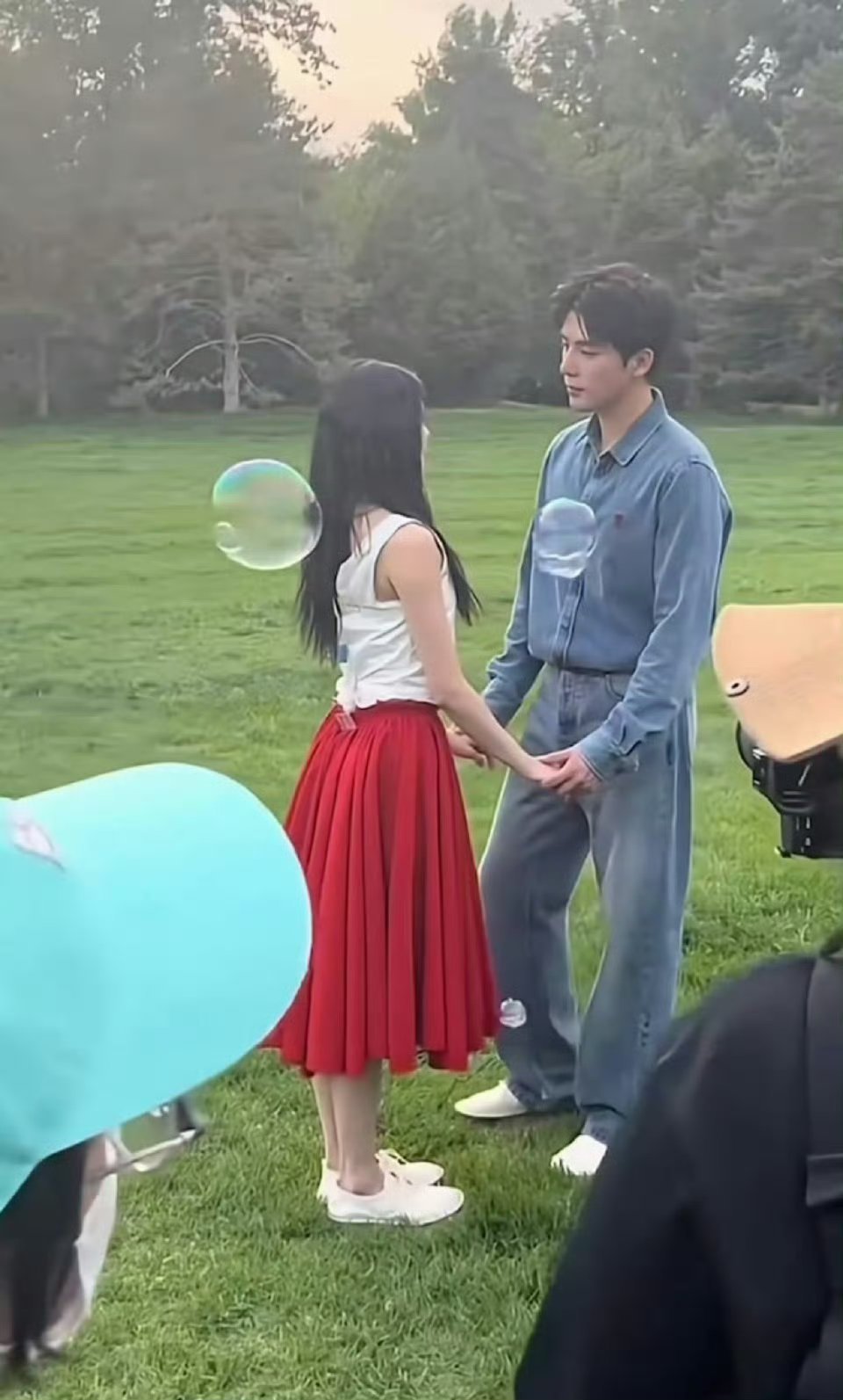 这女主是有多瘦啊，紧身背心后面都得带夹子！​​​