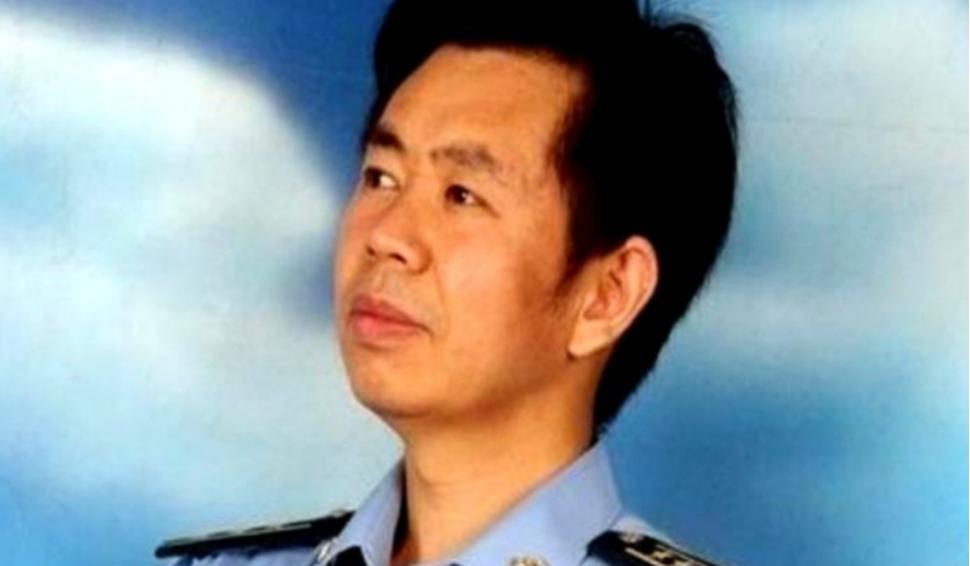 2009年，鹰派代表戴旭大校在给战士讲述烈士壮举时，竟被一名年轻士兵当场质疑，并