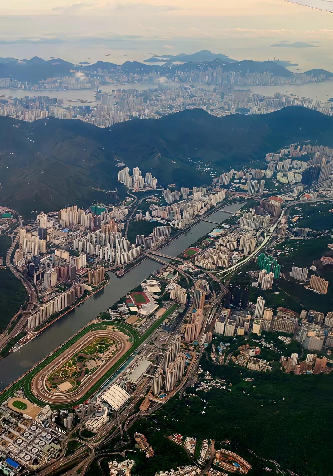 高空俯瞰香港跑马地，山水城融为一体的城市奇观从飞机上俯瞰香港跑马地，画面冲