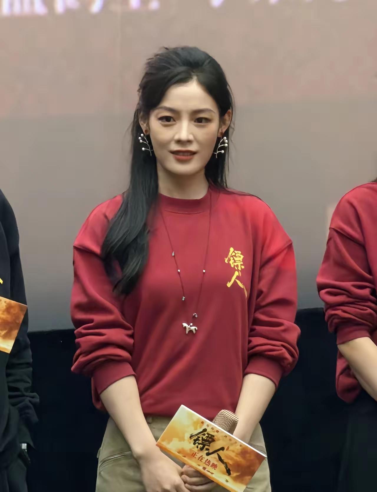 她称不上绝美，却自带一股英气，这与张敏的气质颇为相似。有人说，是陈丽君让《镖人