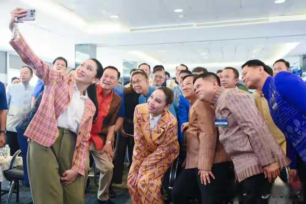 阿努廷这个新总理心态很好呀，当年他和佩通坦合影笑得很开心，如今他也经常保持平易近