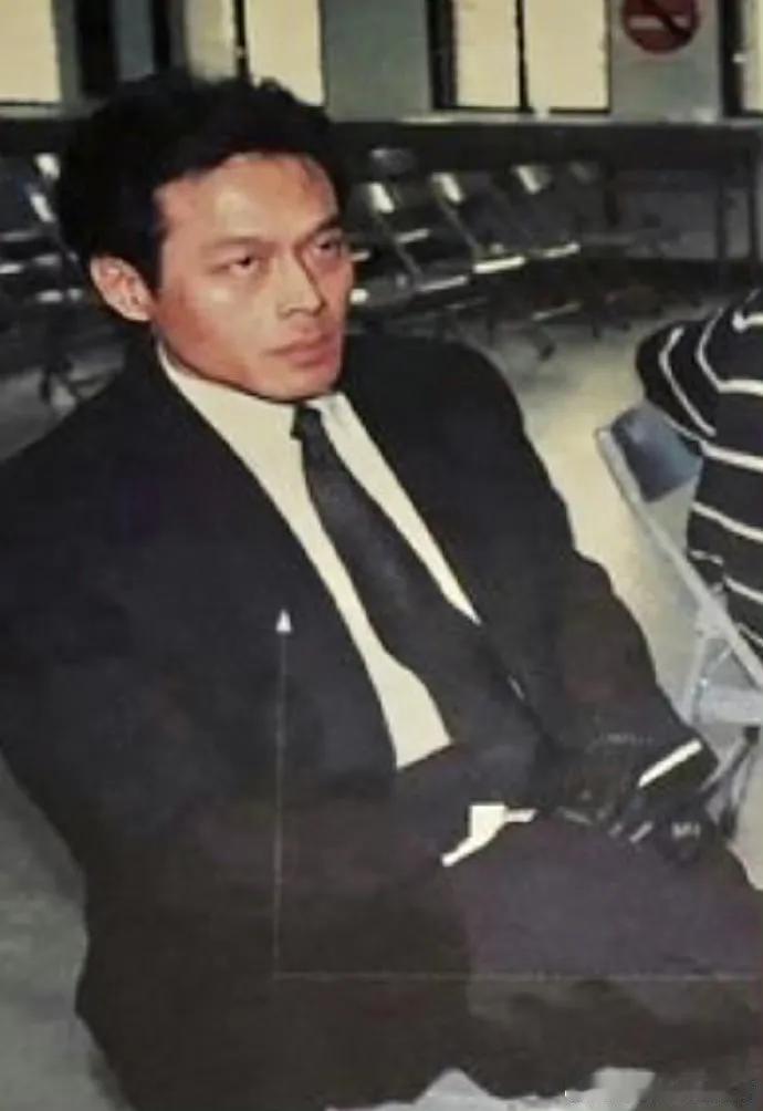 1997年，唐重生携械自首时的留影，他是胡慧中的前夫，改邪归正后在街头殒命，令人