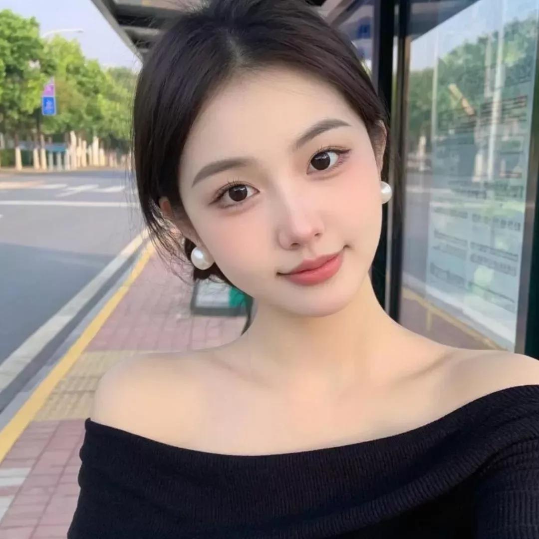 元气少女公交站自拍，清新自然，珍珠耳环加分！少女感微笑女孩精致少女自拍气质女