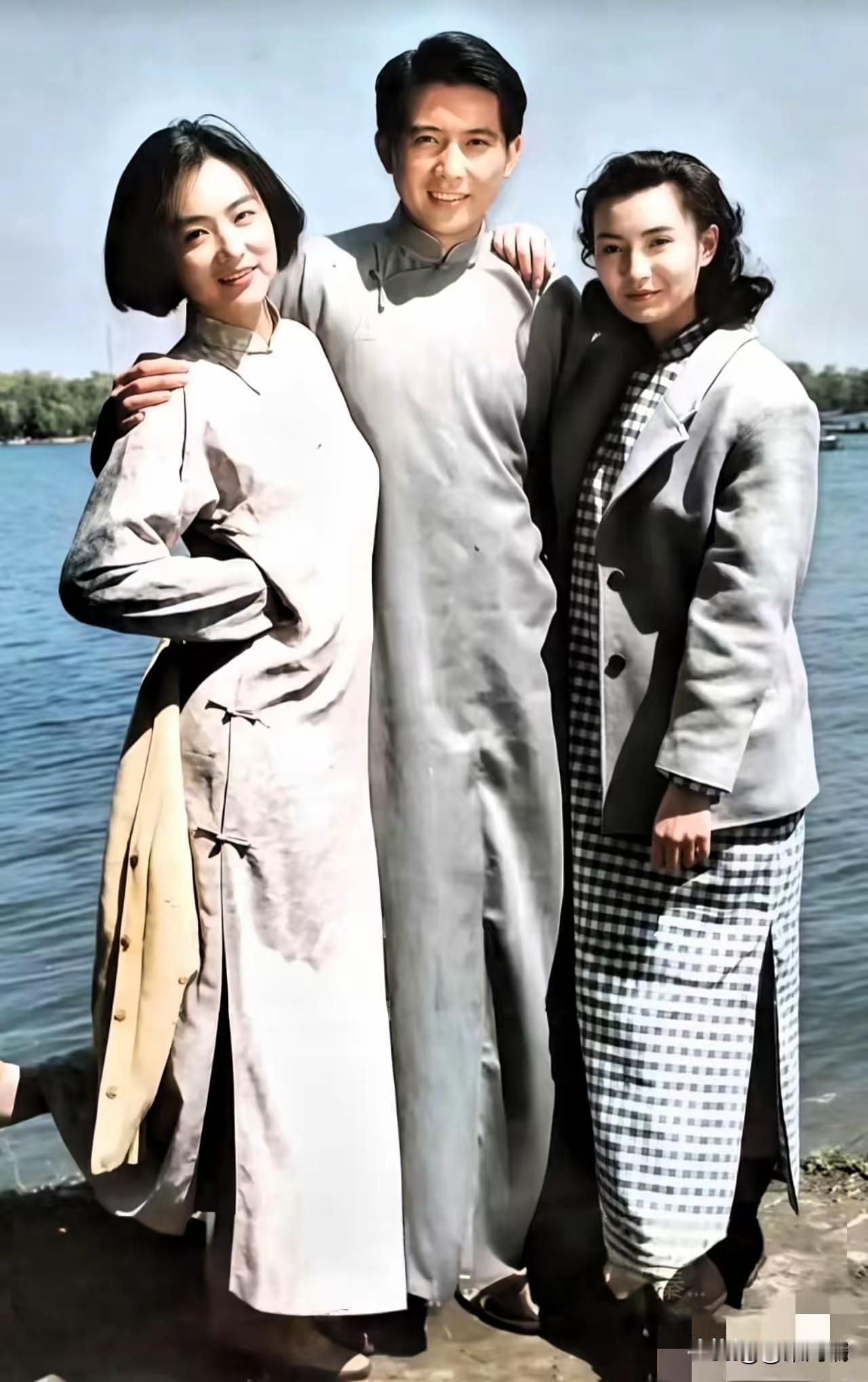 1990年，《滚滚红尘》主演林青霞、秦汉、张曼玉的合影，秦汉左拥右抱，真是令人艳