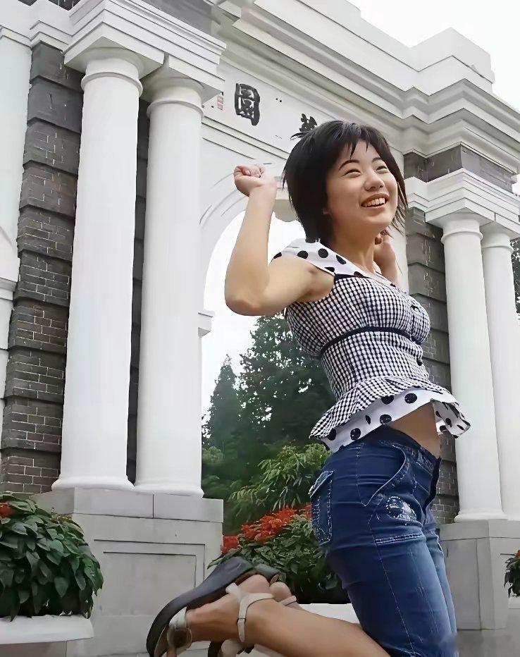 蒋方舟是唯一一位“天才”已久，却从未见她有什么能看得过眼作品的“著名”作家。为什