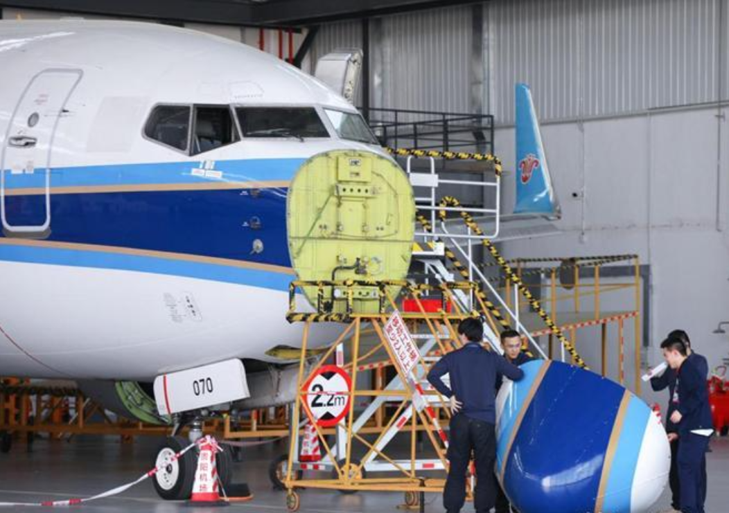 中国南方航空一架退役的波音737-700，在贵阳机场拆解，却意外打开了价值千万元
