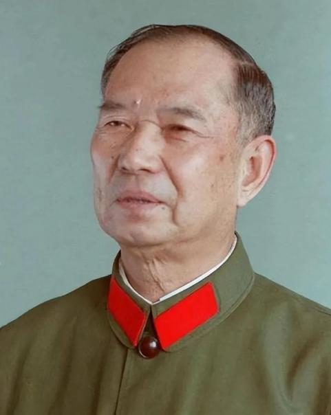 1982年，开国少将尤太忠视察部队，见一副团长好生眼熟，暗骂一句大事不好，立刻打