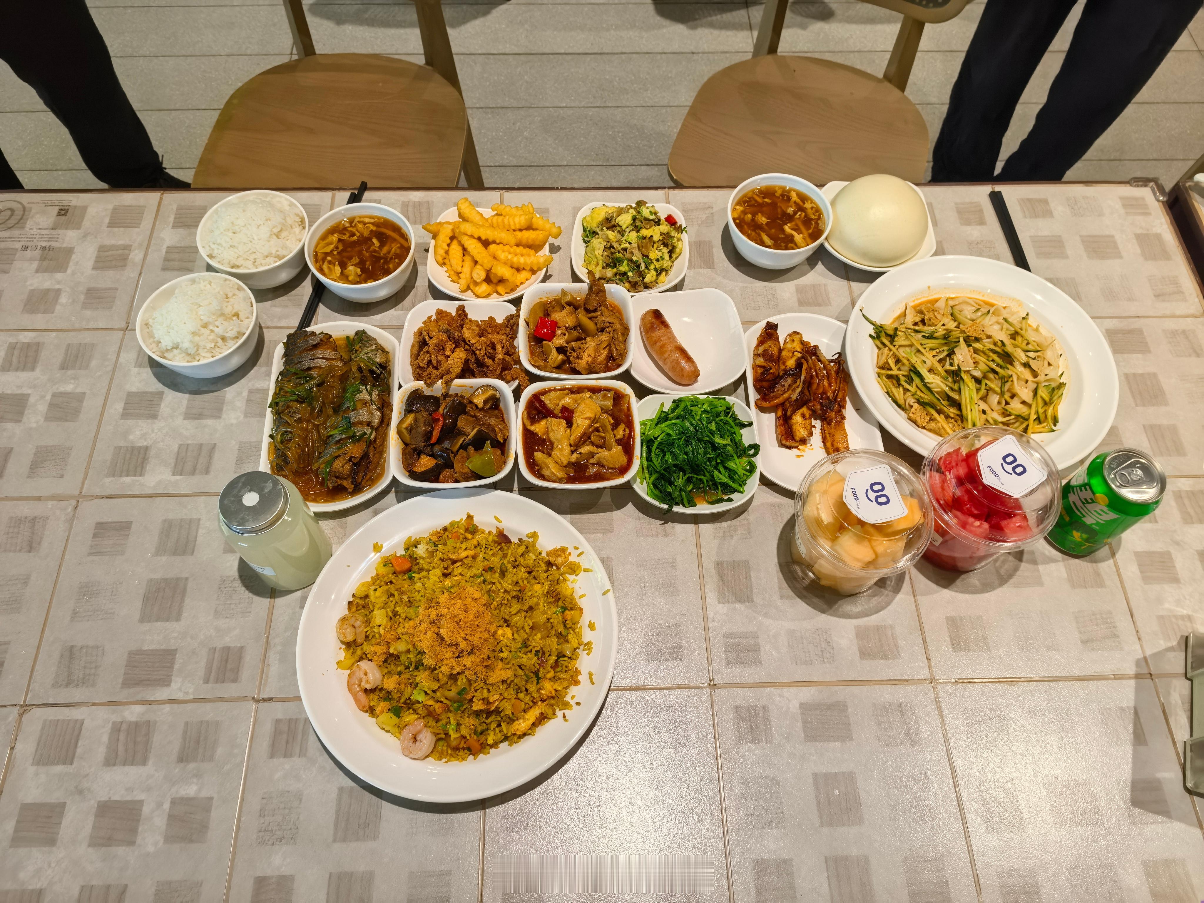 你们猜猜这是几个人的午餐？图2的海鲜炒饭，20元在阿那亚食堂真心便宜。​​​
