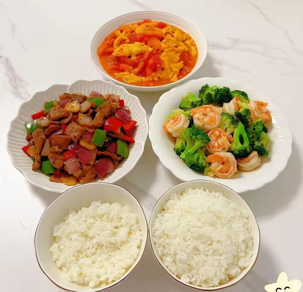 婆婆来家里的第一天，饭桌上偏偏没摆上我那副碗筷。饭菜冒着热气，三双筷子规规矩矩摆