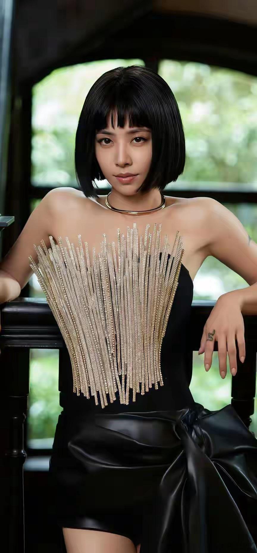 1.吴签那部《青簪行》已经换脸补拍完了，男主换成了彭冠英，杨紫也零片酬回去配合了