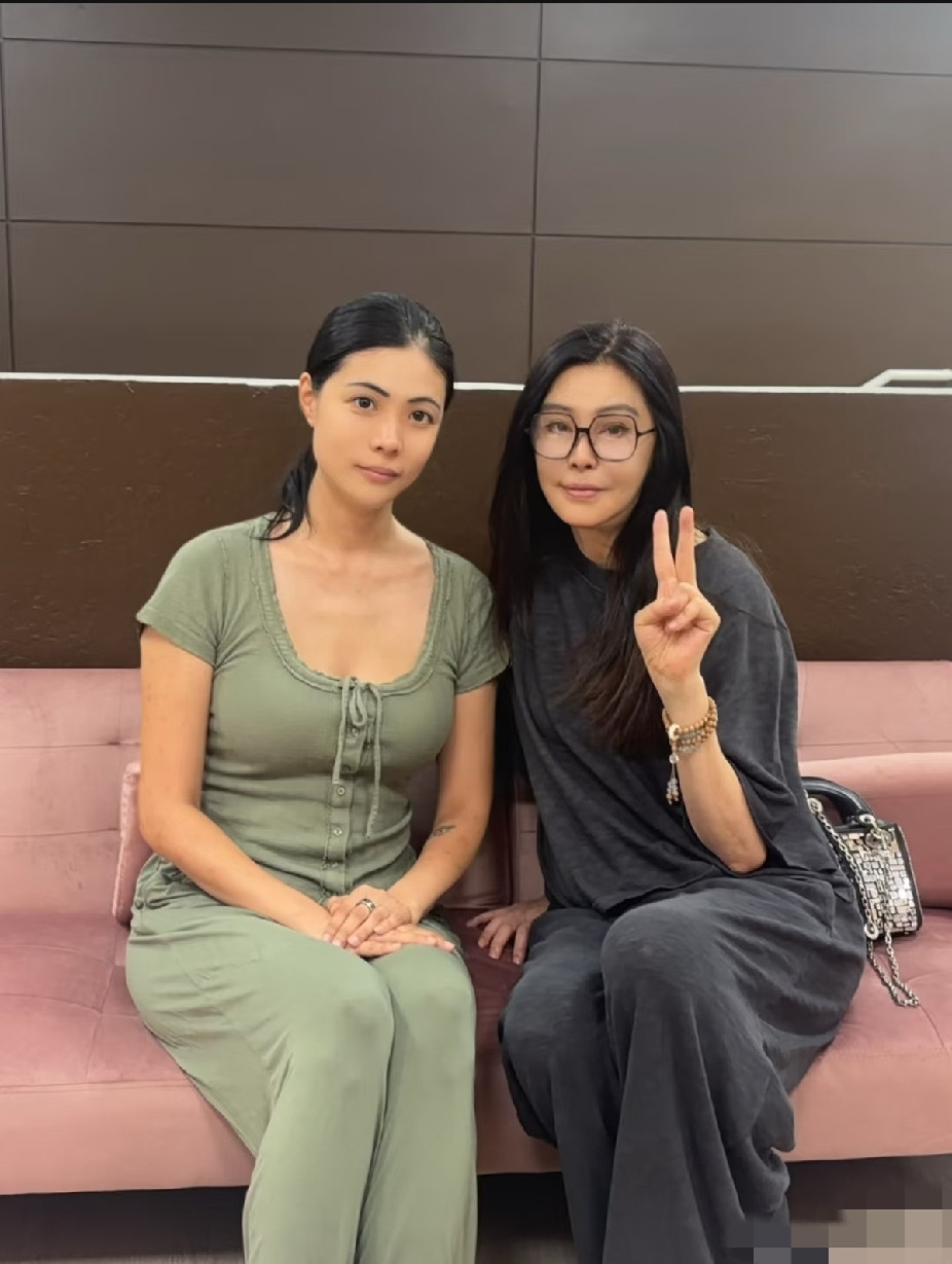 我滴个天呐！岁月果真不饶人啊！曾经万千少男的梦中女神，竟然变成这个样子了！