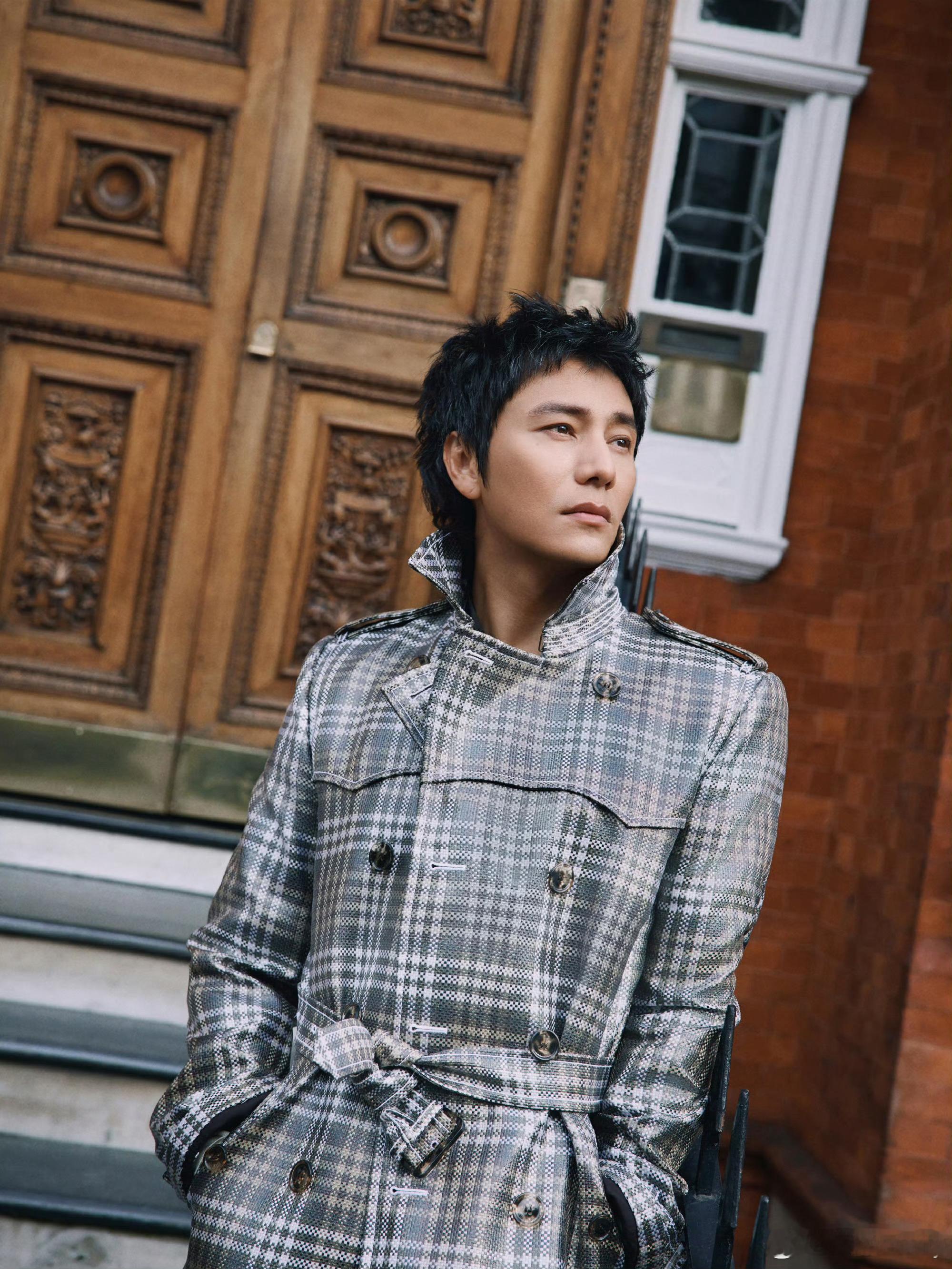 Burberry全球代言人陈坤亮相伦敦时装周🇬🇧陈坤看秀造型来了，身着202