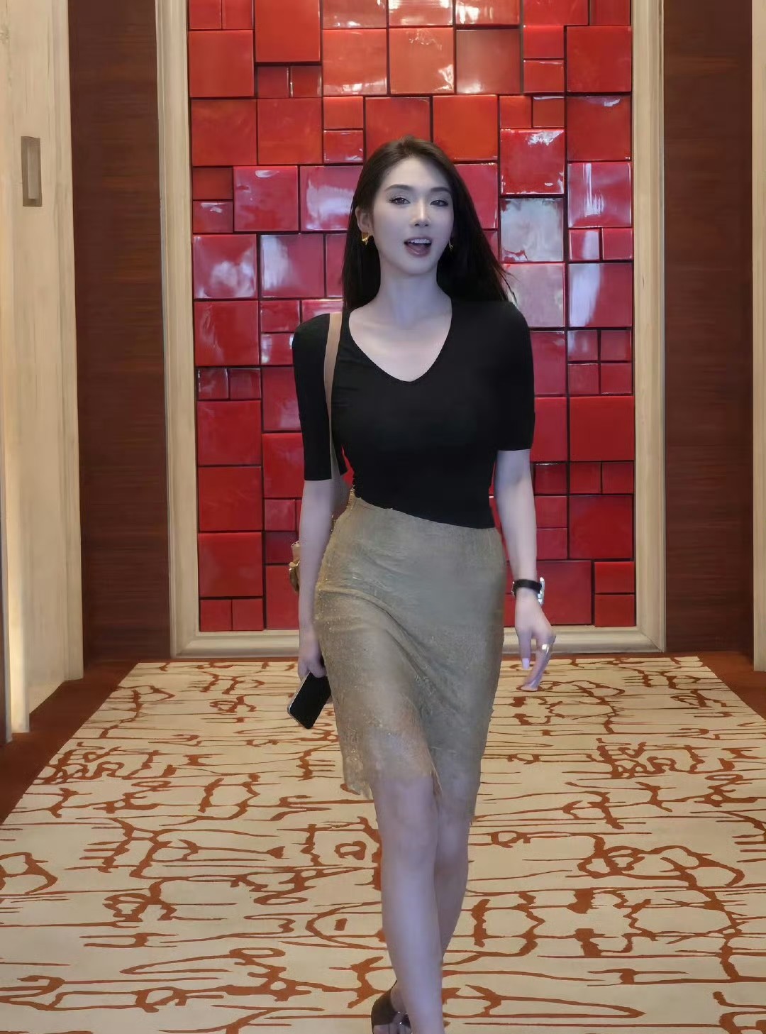 优雅黑裙，红墙背景，自信微笑