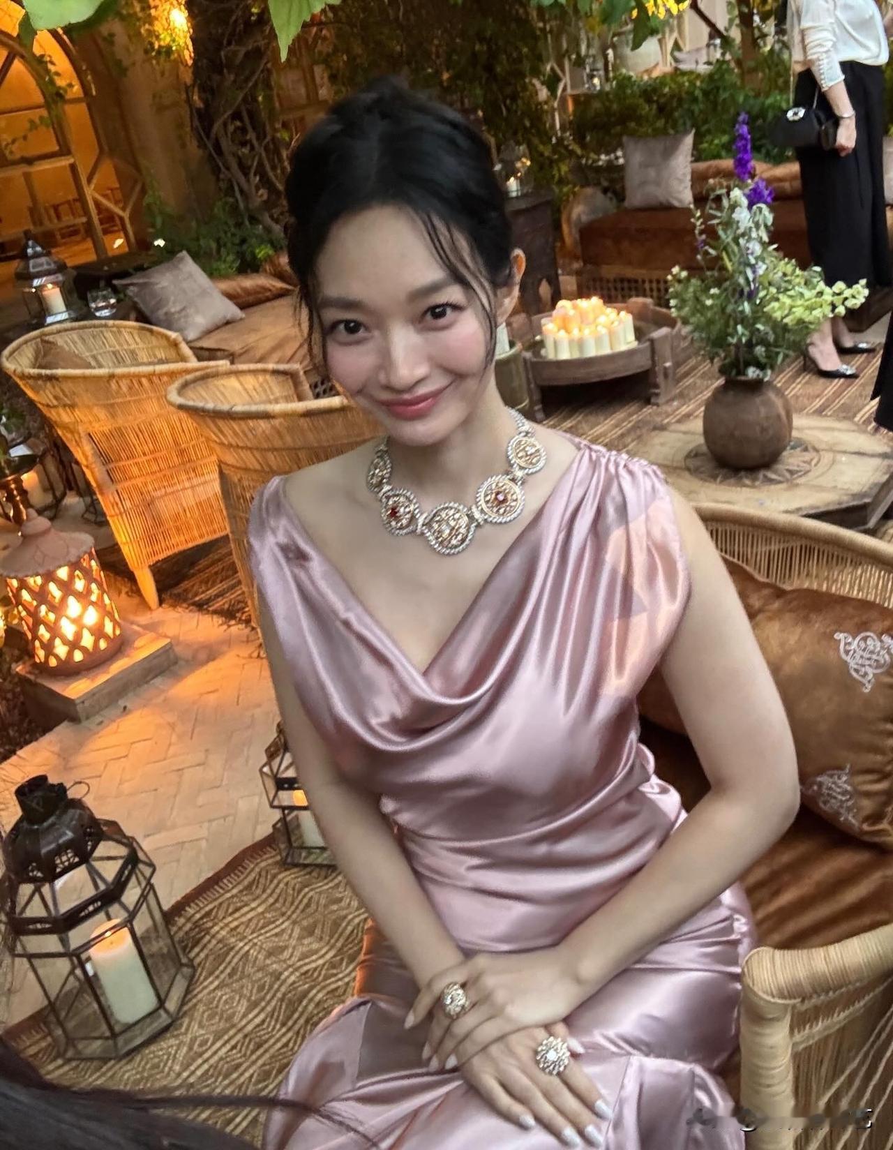 30日，演员申敏儿在自己的Instagram上传了多张照片。照片中，申敏儿身着一