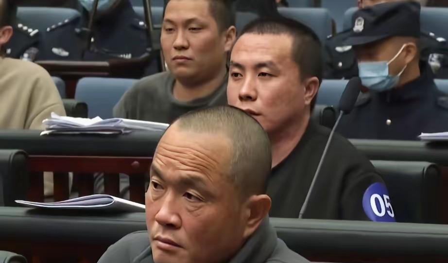 明家人面对法律的审判，面目依然还是那样的狰狞，还是那样的冷酷，还是那样的恐怖，可