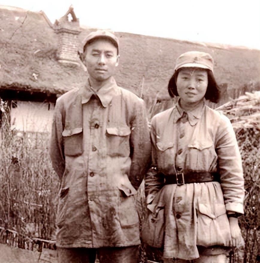 1945年秋，滨海军区宣传女干事张杞跟随部队去东北，见到了恋人李欣。看到李欣变得