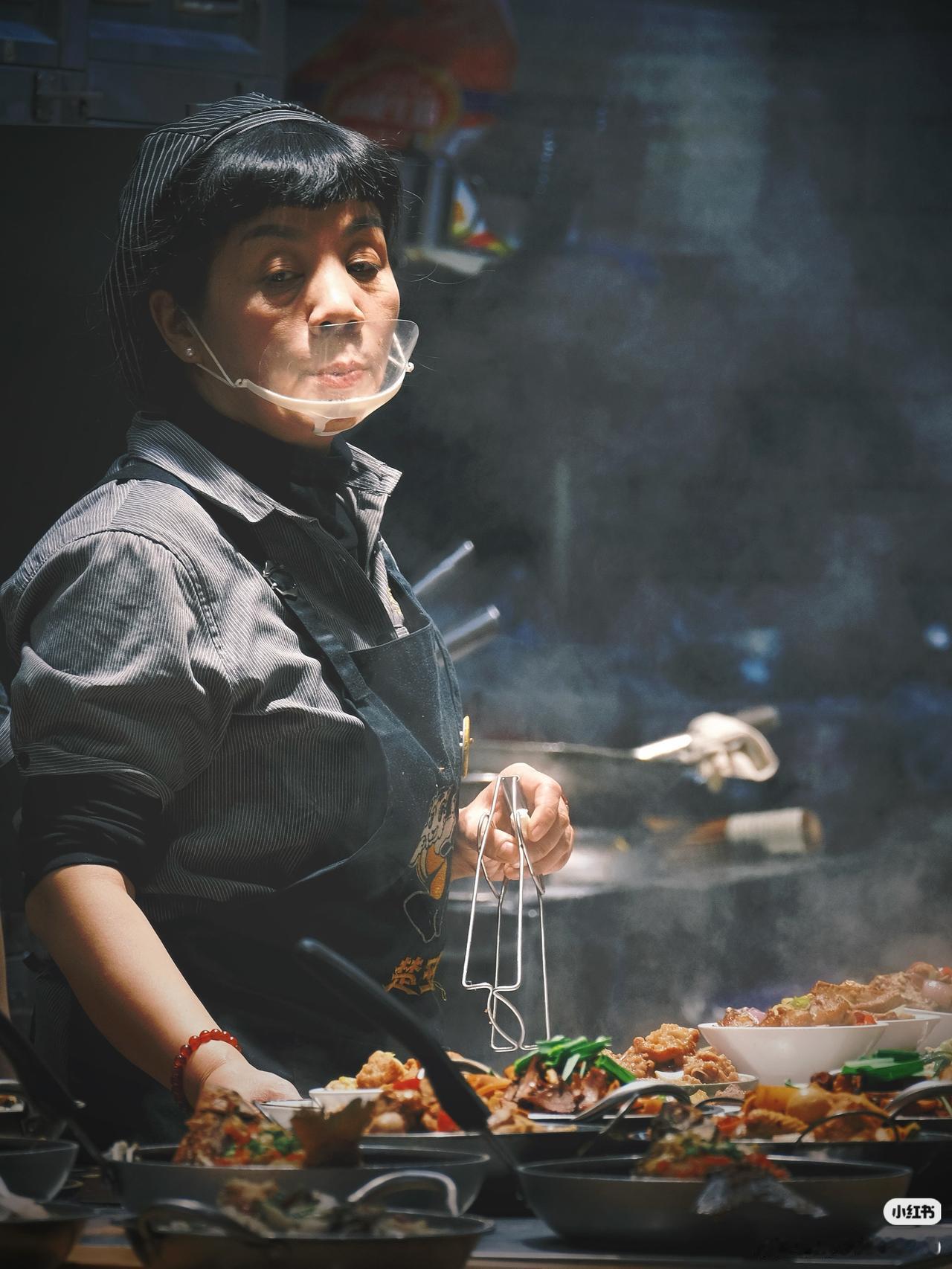 我姐姐以前是厨师，退休后在一家小公司负责食堂做饭。因为她厨艺好，就连经常在外跑业