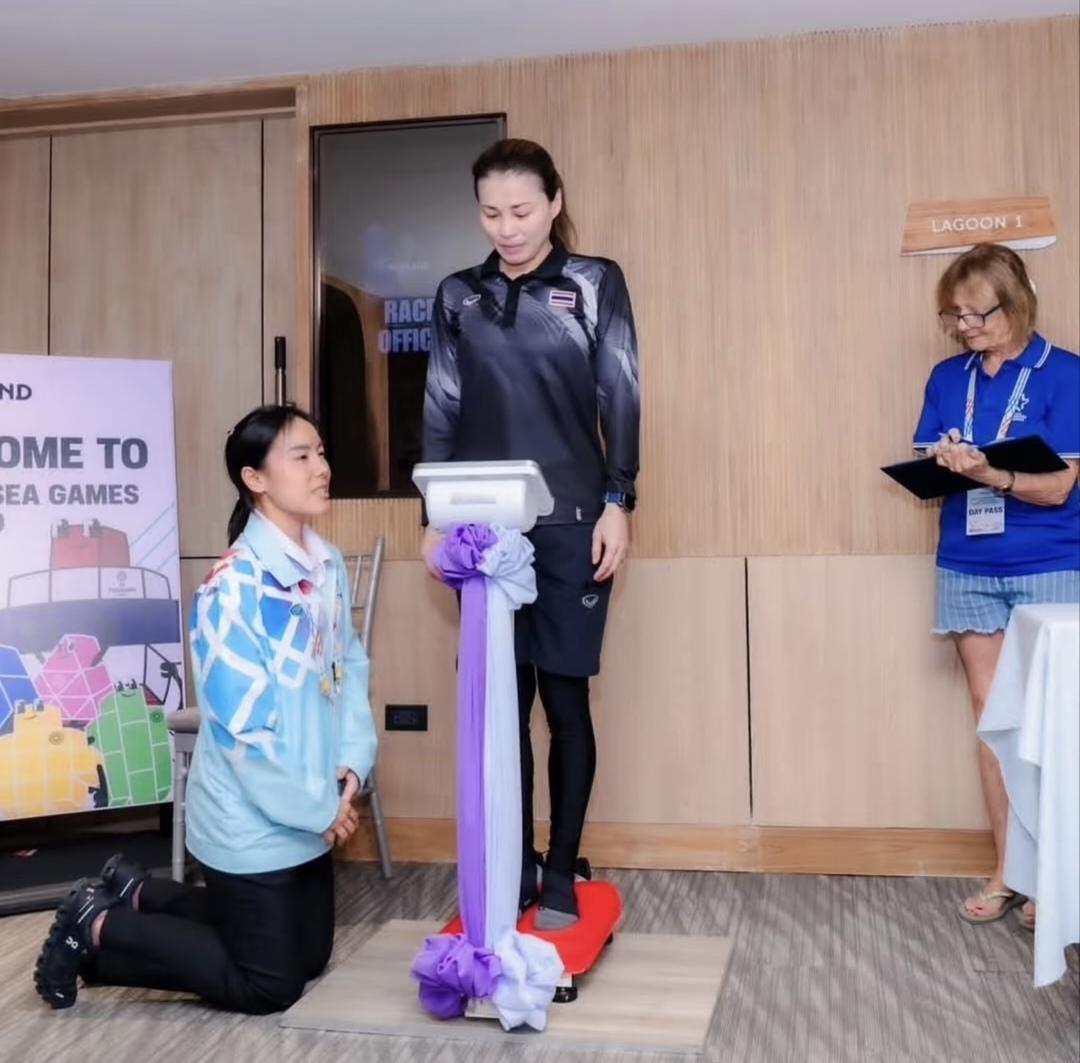 尊与卑一目了然！苏提达王后在帆船比赛前测量体重，身边的人女工作人员跪地服侍。照相