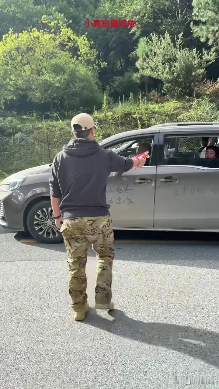 318川藏线上，一商务车乱扔垃圾，被问起时，一车人都不承认，戴帽子的大哥说，我有