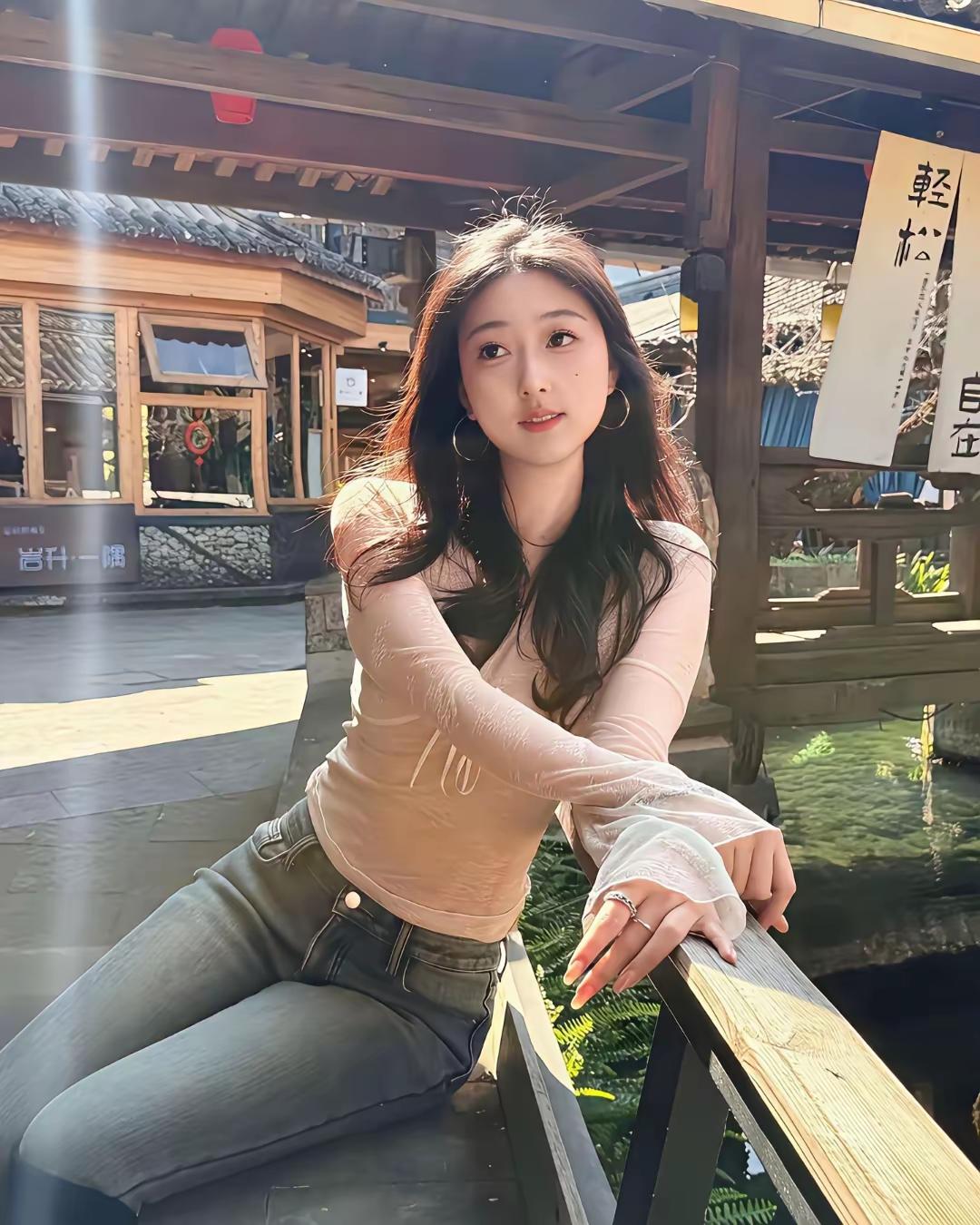 古镇偶遇的心动瞬间，这一眼我记了好久在青石板路转角的小桥上，她倚着木栏，阳