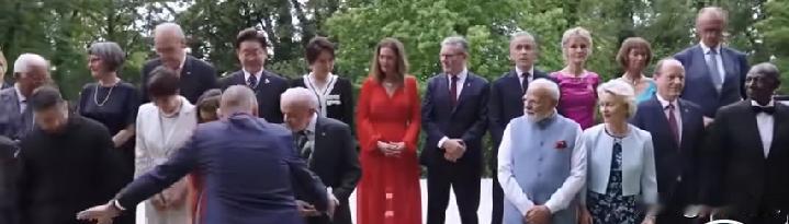 猜猜中间空出来的位置该谁站？！是的，G7峰会中，在拍照留念一环节，工作人员安排