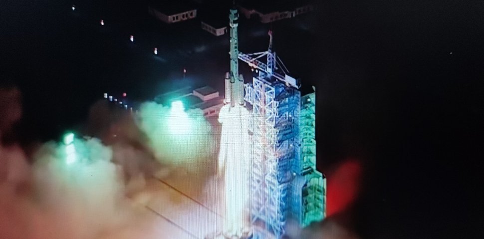 神舟23号载人飞船发射升空