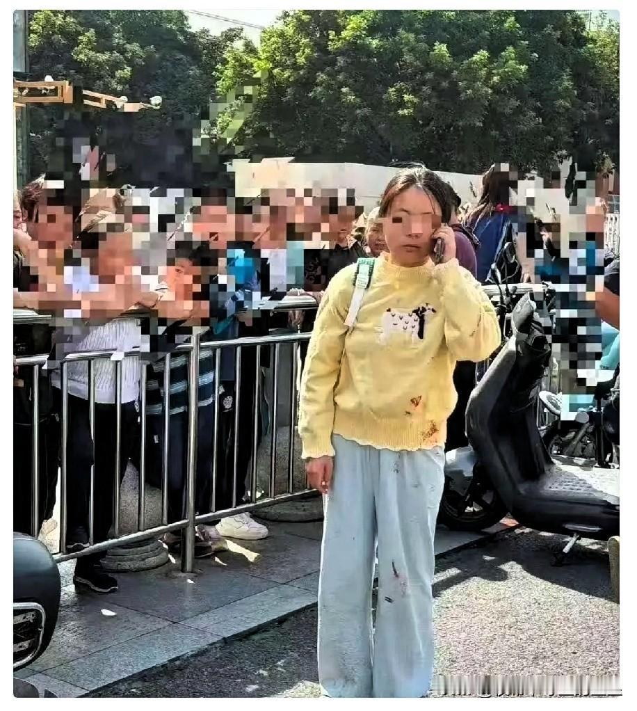 成都拿U型锁打人的黄衣服宝妈要有心理准备，由于打了人，那么大概率要面临3个绕不开