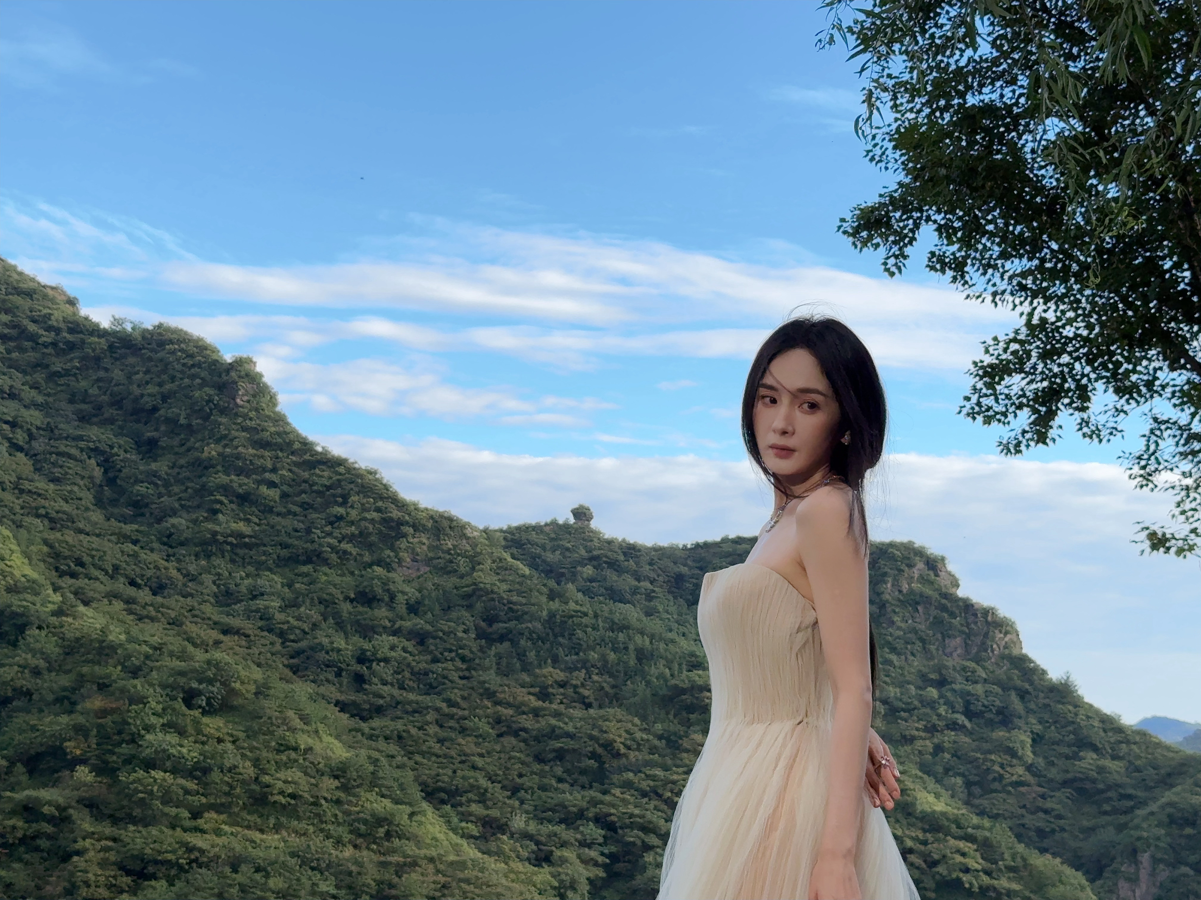 杨幂包场支持清明档影片杨幂在复制粘贴的时代，你是手写的诗