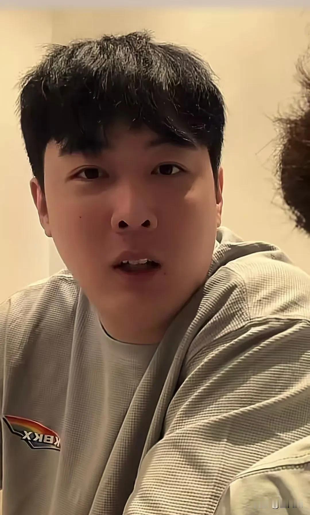 张明池谈杜锋为什么一直喜欢防守大延误？张明池说，宏远一直的防守策略就是防挡拆上去