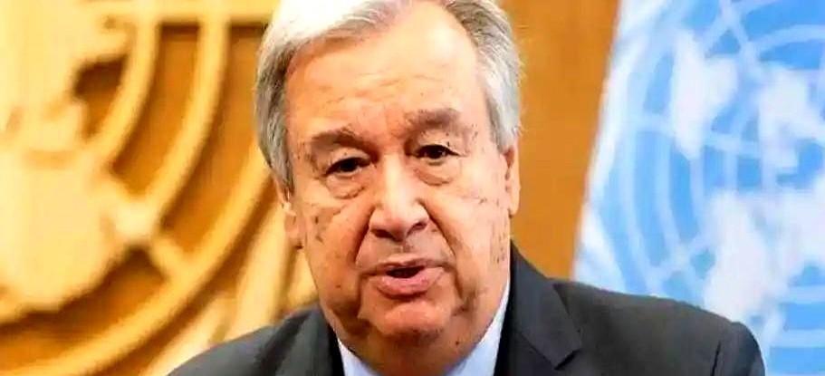 刷到个事儿。有人站在聚光灯底下，清了清嗓子，用中文，一个字一个字说谢谢。欠了