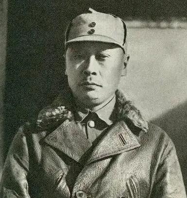 1938年，新四军司令陈世俊去买烟。结账的时候，他不经意看了一眼看店老头的手腕，