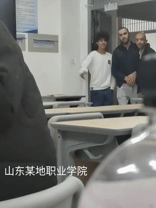 三个外国留学生听说隔壁班上新来了一个“校花”美女长得非常漂亮？于是他们就趁着课