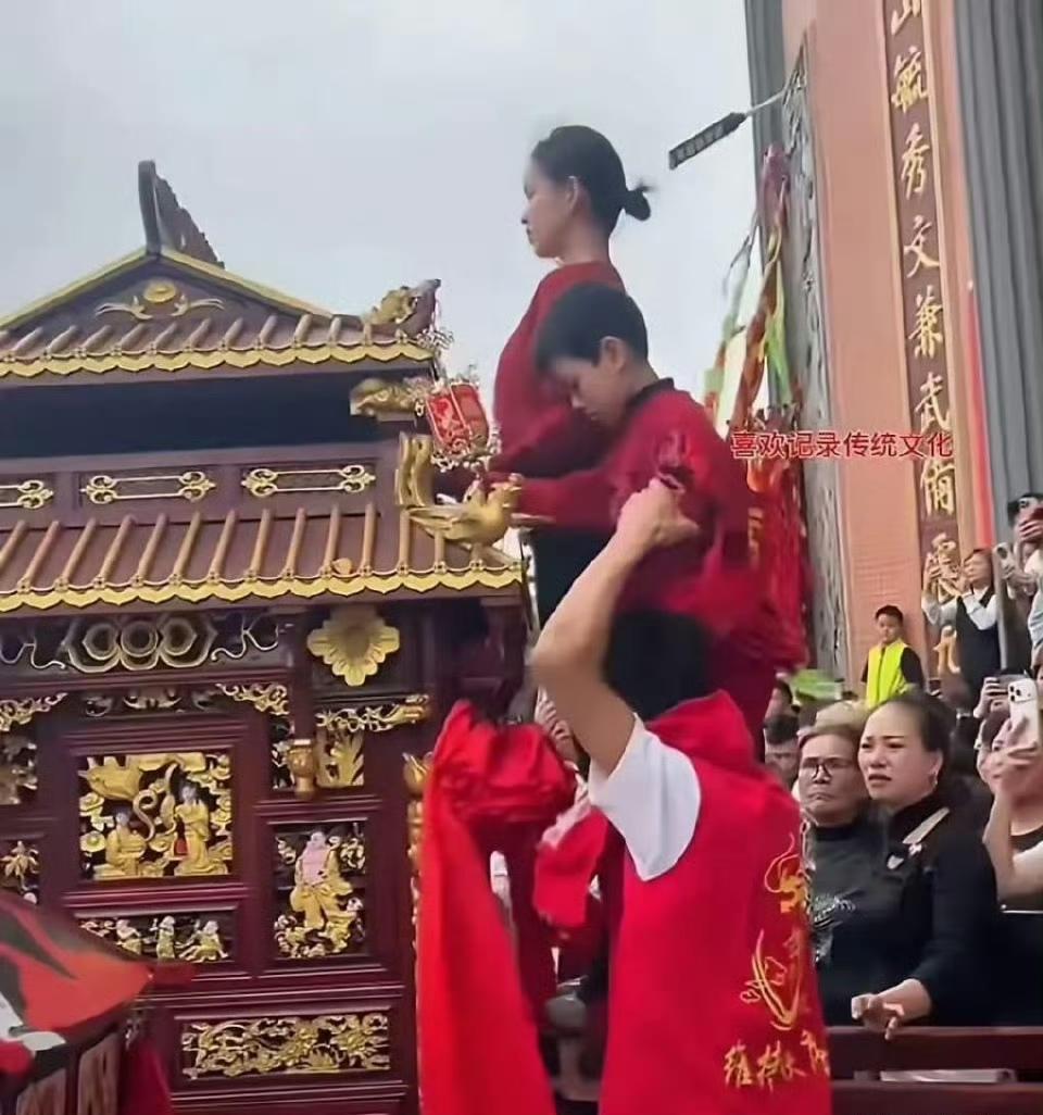 最近，广东湛江的妈祖巡游事件，让网友们经历了一场从“义愤填膺”到“一脸懵圈”的魔