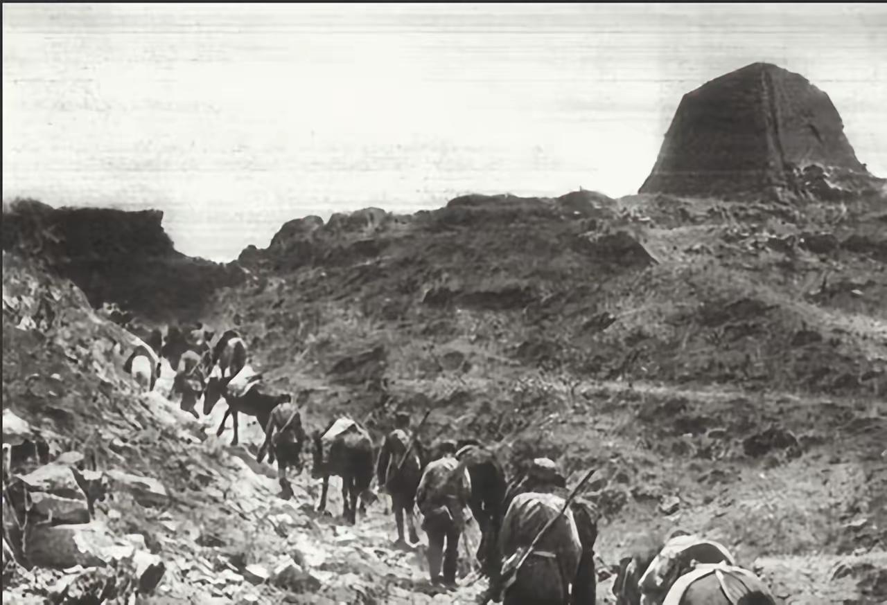 1944年，八路军夜宿无险平村，副队长眼皮狂跳睡不着。刚叮嘱哨兵小心，半夜枪声骤