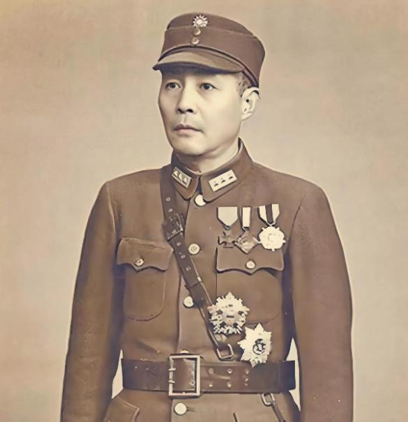 1927年，钱大钧追求欧阳藻丽，遭到她父亲反对。想不开的钱大钧走在街上，突然掏出