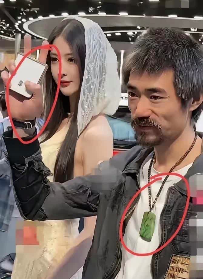 上海车展出现一位奇人，一身行头据说价值千万。巴黎世家的乞丐服，百万胸牌，千万