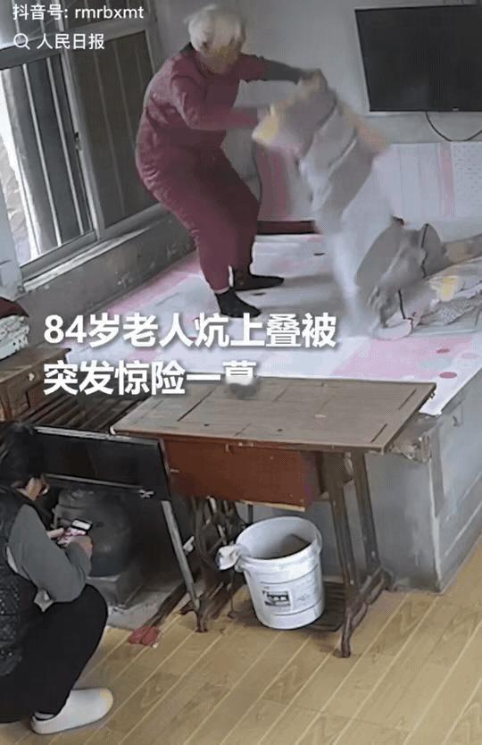 上人民日报了！山东威海，84岁的老奶奶睡觉前，站在炕上叠被子。一下子没有站稳，