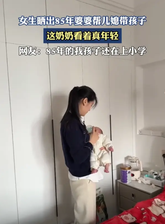 不知道还以为是孩子妈妈呢！安徽，女子一边抱着婴儿一边喂奶，从外观条件来看，还以为