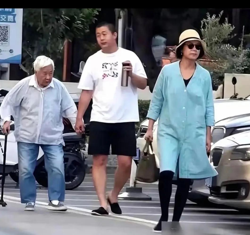 网友偶遇蒋雯丽携91岁母亲与25岁儿子三代同框散步，画面温馨。她素颜低调，儿子高