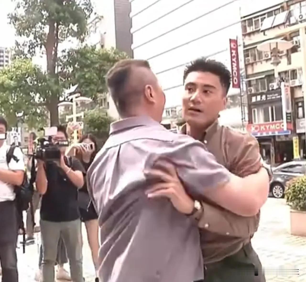前国民党青年部副主任丁瑀昨天被国民党正式开除以后不服气，竟然跑到国民党中央党部叫
