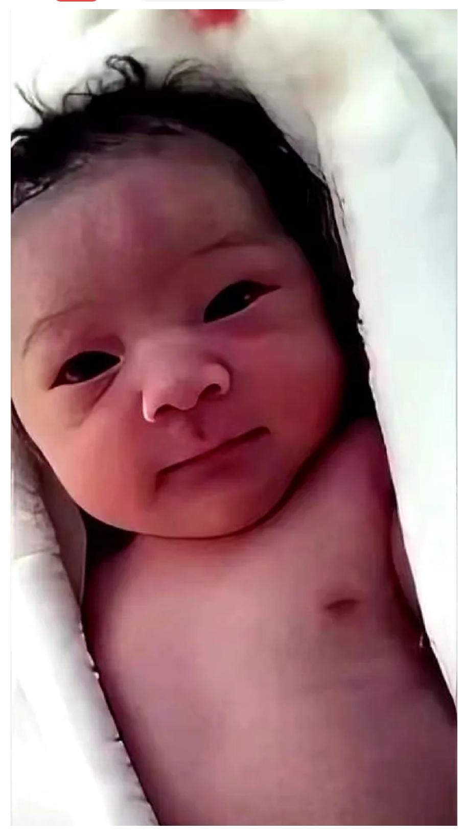 昨晚在省医院产科病房，一个刚顺产完的22岁姑娘没看一眼刚出生的女儿，第一句话居然